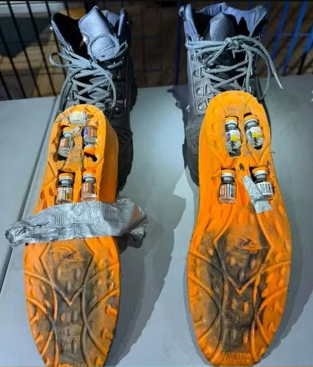 Frascos transportados escondidos em solas de botas